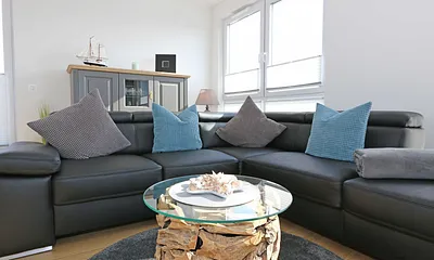 Wohnbereich mit einer modernen Ledercouch, Sideboard, Lowboard, Sony Full HD 55 Zoll Smart-TV mit Netflix-Abonnement und einer Yamaha Musikanlage mit DAB-Radio