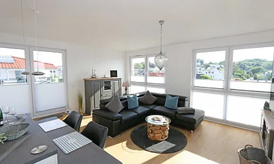 Wohnbereich mit einer modernen Ledercouch, Sideboard, Lowboard, Sony Full HD 55 Zoll Smart-TV und einer Yamaha Musikanlage mit DAB-Radio