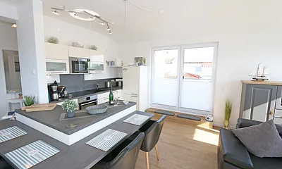 Einbauküche mit Induktionskochfeld, Geschirrspüler, Kühlschrank mit Gefrierkombination, Backofen, Mixer, Pürierstab,Mikrowelle,Waschtrockner,Kaffeemaschine,Tschibo Caffisimo-Kapselmaschine & Toaster