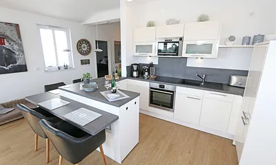 Einbauküche mit Induktionskochfeld, Geschirrspüler, Kühlschrank mit Gefrierkombination, Backofen, Mixer, Pürierstab,Mikrowelle,Waschtrockner,Kaffeemaschine,Tschibo Caffisimo-Kapselmaschine & Toaster