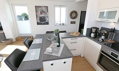 Einbauküche mit Induktionskochfeld, Geschirrspüler, Kühlschrank mit Gefrierkombination, Backofen, Mixer, Pürierstab,Mikrowelle,Waschtrockner,Kaffeemaschine,Tschibo Caffisimo-Kapselmaschine & Toaster