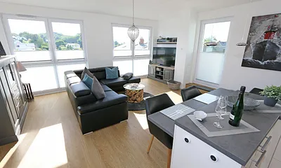 Wohnbereich mit einer modernen Ledercouch, Sideboard, Lowboard, Sony Full HD 55 Zoll Smart-TV und einer Yamaha Musikanlage mit DAB-Radio