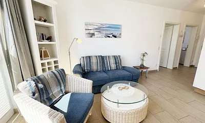 gemütliche Couch mit Couchtisch und Sessel