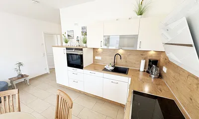 moderne Küchenzeile mit diverse Küchenutensilien