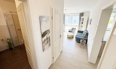 Flurbereich mit Blick ins Wohnzimmer und Badezimmer