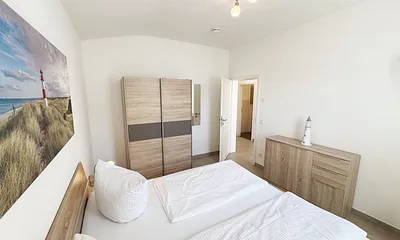 1.Schlafzimmer mit Doppelbett und Kommode