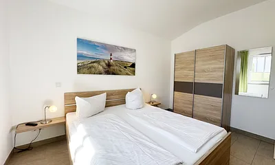 1.Schlafzimmer mit Doppelbett und Kleiderschrank