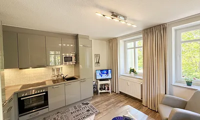 Küchenzeile mit Geschirrspüler, Backofen, 4-Zonen-Ceranfeld, Kühlschrank mit Eisfach, Kaffeemaschine, Mikrowelle, Toaster, Wasserkocher und diversen Küchenutensilien