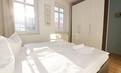 Schlafzimmer mit Kleiderschrank