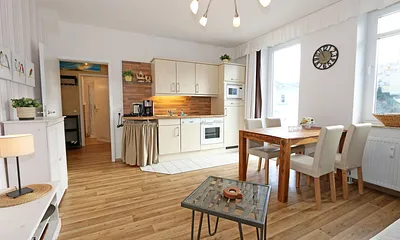 Küchenzeile mit angrenzendem Essplatz