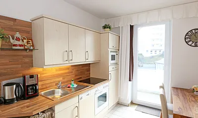 Küchenzeile mit Backofen