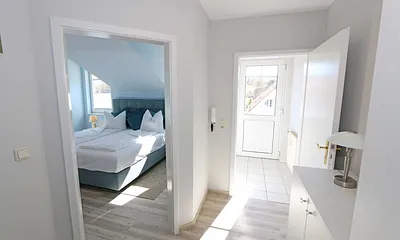 Flur mit Blick zum Schlafzimmer