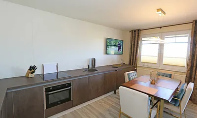 moderne Küchenzeile mit Backofen