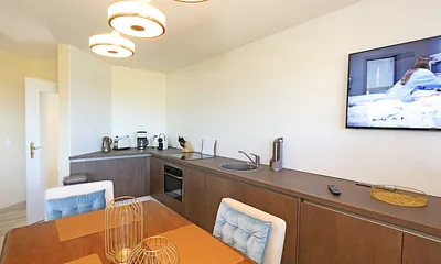 Küchenzeile mit Esstisch