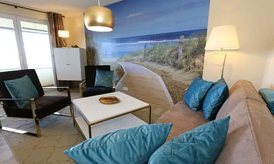 Wohnzimmer mit gemütlicher Couch