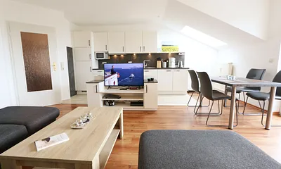 gemütliche Couch mit TV-Bereich