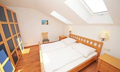 Schlafzimmer mit Kleiderschrank