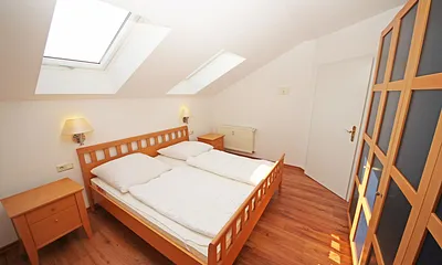 Schlafzimmer mit Doppelbett