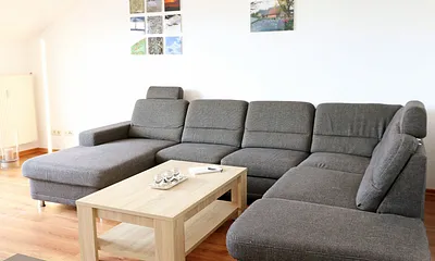 Wohnbereich mit großer Couch