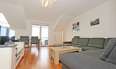 Wohnbereich mit kleinem Couchtisch