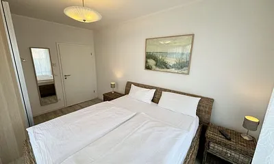 Schlafzimmer mit Doppelbett (2x 0,90 m x 2,00 m) in Komforthöhe (60cm) und zwei 7-Zonenkaltschaummatratzen,Nachttischablagen,Kleiderschrank,Wandspiegel und 40 Zoll LED - Flachbild TV