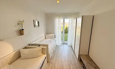 Schlafzimmer mit 2 Kojenbetten (0,80 m x 2,00 m) - kann mit wenigen Handgriffen auf eine Liegefläche von 1,60 m als Doppelbett vergrößert werden, Kleiderschrank mit Ordnungssystem