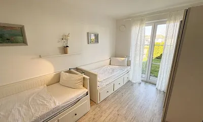 Schlafzimmer mit 2 Kojenbetten (0,80 m x 2,00 m) - kann mit wenigen Handgriffen auf eine Liegefläche von 1,60 m als Doppelbett vergrößert werden, Kleiderschrank mit Ordnungssystem