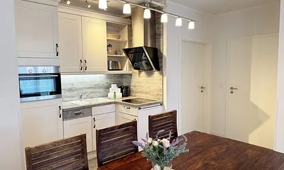 Küchenzeile mit Kühlschrank und Gefrierfach, Cerankochfeld, Backofen, Geschirrspüler, Wasserkocher, Toaster, Kaffeemaschine, Handmixer, Kindergeschirr und Besteck und diversen Küchenutensilien