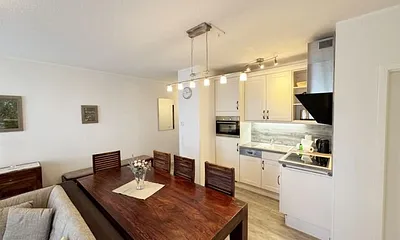 Küchenzeile mit Kühlschrank und Gefrierfach, Cerankochfeld, Backofen, Geschirrspüler, Wasserkocher, Toaster, Kaffeemaschine, Handmixer, Kindergeschirr und Besteck und diversen Küchenutensilien