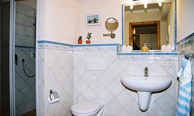 Bad mit Dusche u. Fußbodenheizung