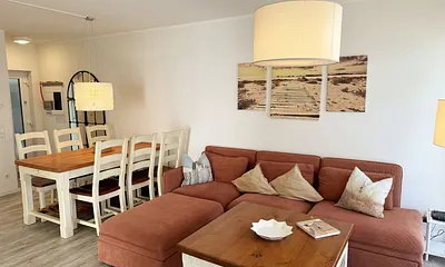 Wohnbereich mit Massivholzmöbeln mit großer Couch, Couchtisch, Leselampe, 4K UHD LED Smart-TV, Soundbar, CD/DVD/Blu-Ray-Player