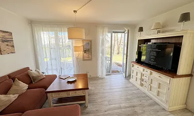 Wohnbereich mit Massivholzmöbeln mit großer Couch, Couchtisch, Leselampe, 4K UHD LED Smart-TV, Soundbar, CD/DVD/Blu-Ray-Player