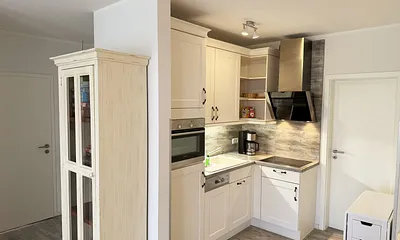 Küchenzeile mit Kühlschrank und Gefrierfach, Backofen, Geschirrspüler, Mikrowelle, Cerankochfeld, Kaffeemaschine, Thermoskanne, Wasserkocher, Teekanne, Toaster sowie diverse Küchenutensilien