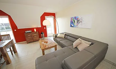 Wohnbereich mit gemütlicher Couchecke, Couchtisch, dimmbarer Beleuchtung, Leselampe, großer Flachbild-TV, Blu-Ray-Player, Sideboard mit Gesellschaftsspielen und Radio