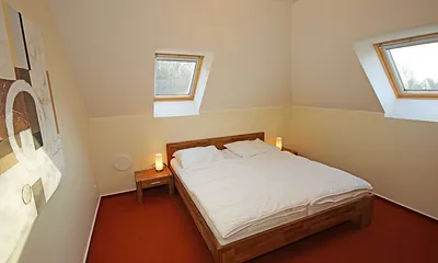 Schlafzimmer mit Doppelbett (2x 0,90 m x 2,00 m), verstellbare Lattenroste, Nachtischablagen und Kleiderschrank