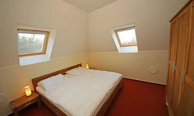Schlafzimmer mit Doppelbett (2x 0,90 m x 2,00 m), verstellbare Lattenroste, Nachtischablagen und Kleiderschrank