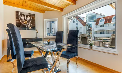 Das große Fenster im schönen Eßbereich ...