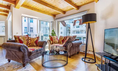 Das Wohnzimmer mit Austritt zum Balkon.