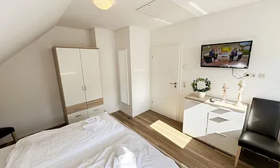 1. Schlafzimmer mit TV