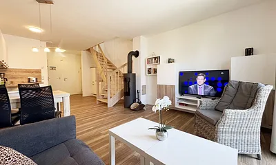 gemütliches Wohnzimmer mit Couch und Sessel