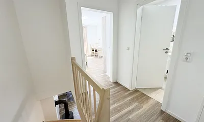 Obergeschoss mit Blick ins Schlafzimmer und Badezimmer