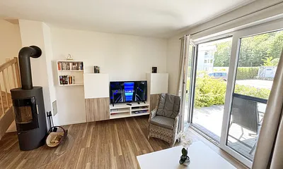 gemütliches Wohnzimmer mit Smart-TV und Kamin