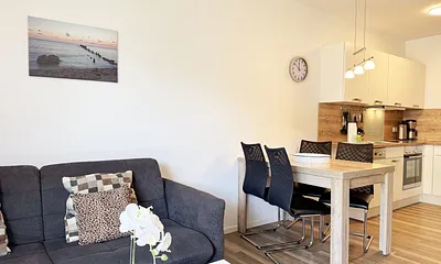 gemütliches Wohnzimmer mit Couch und Sessel