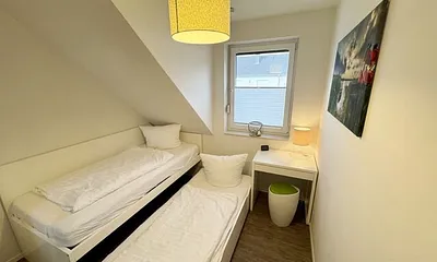 Schlafzimmer mit Kojenbett ( 2 separate Liegeflächen von jeweils 0,90 m x 2,00 m), geräumigen Kleiderschrank, Safe und Wecker