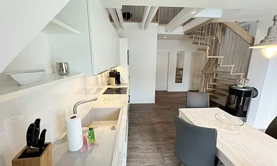 Einbauküche mit Markengeräten wie Geschirrspüler, Induktionsfeld mit Backofen, Kühlschrank mit Gefrierfach, Mikrowelle, Kaffeemaschine, Toaster, Wassserkocher sowie kleine Küchenhelfer