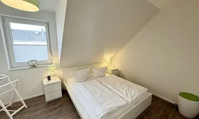 Schlafzimmer mit Doppelbett (1,60 m x 2,00 m), geräumigen Kleiderschrank und Wecker