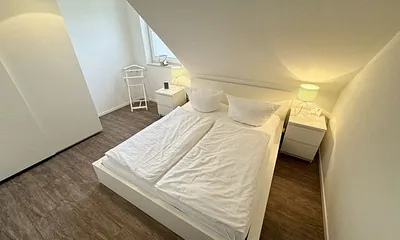 Schlafzimmer mit Doppelbett (1,60 m x 2,00 m), geräumigen Kleiderschrank und Wecker