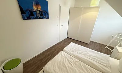 Schlafzimmer mit Doppelbett (1,60 m x 2,00 m), geräumigen Kleiderschrank und Wecker