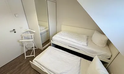 Schlafzimmer mit Kojenbett ( 2 separate Liegeflächen von jeweils 0,90 m x 2,00 m), geräumigen Kleiderschrank, Safe und Wecker