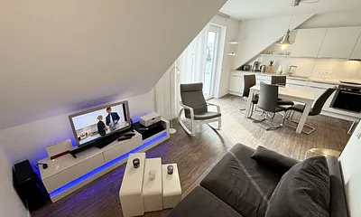 Wohnbereich mit Couch, Kaminofen, Smart-TV, Blu-Ray-Player u.a. mit CD- und Radiofunktion sowie Gesellschaftsspielen